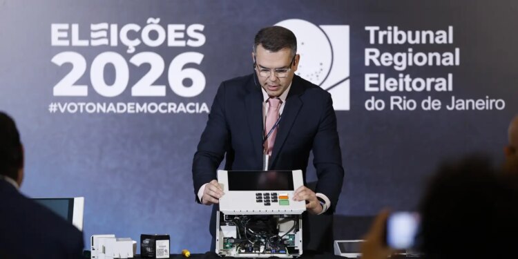TRE-RJ abre urna para o público e reforça segurança do voto eletrônico