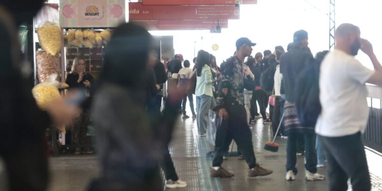 Ferroviários mantêm greve por falta de garantia de empregos