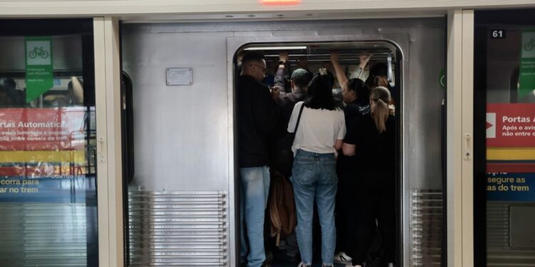 Usuários de trens mudam rotina por causa da greve da CPTM
