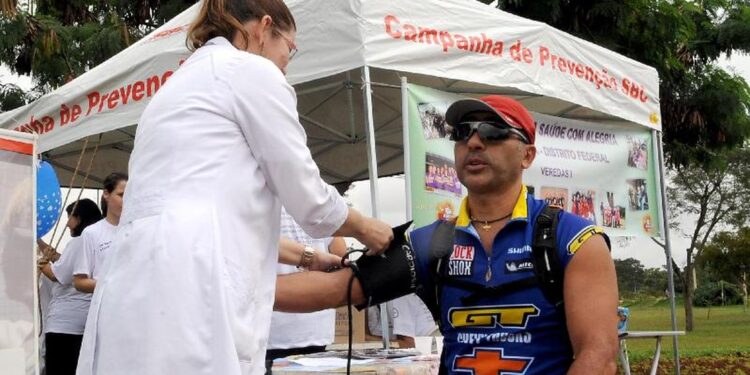 Pesquisa busca 8,5 mil voluntários para prevenção do AVC com polipílula