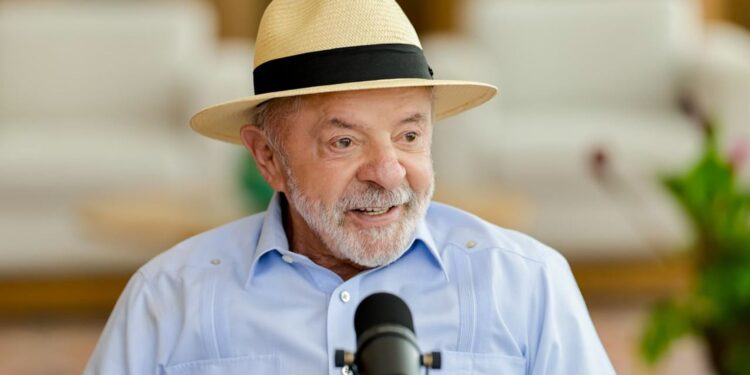 Lula, pelo PT, busca reeleição com foco em pautas sociais