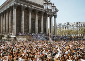 Lavagem de Madaline exalta cultura afro-brasileira em Paris