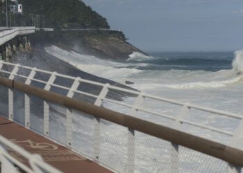 Rio de Janeiro emite aviso de ressaca e fecha ciclovia Tim Maia