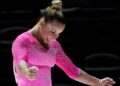 Flávia Saraiva conquista ouro nas assimétricas da Copa do Mundo de ginástica