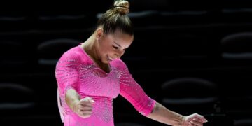 Flávia Saraiva conquista ouro nas assimétricas da Copa do Mundo de ginástica