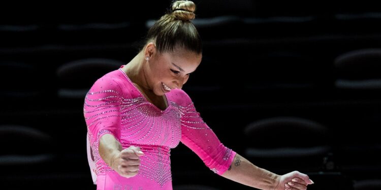 Flávia Saraiva conquista ouro nas assimétricas da Copa do Mundo de ginástica