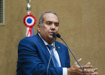”Desistiu da própria promessa”, ironiza Sandro Régis após Jerônimo retirar extensão do metrô do programa de governo
