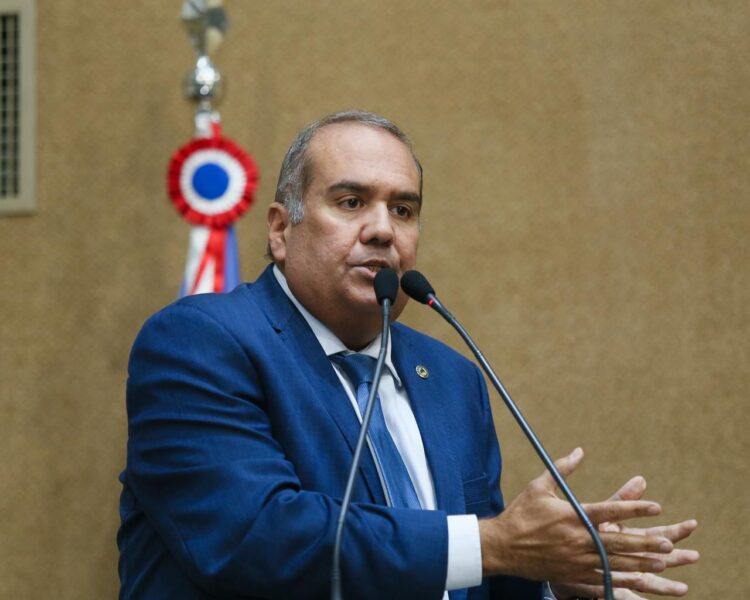 ”Desistiu da própria promessa”, ironiza Sandro Régis após Jerônimo retirar extensão do metrô do programa de governo