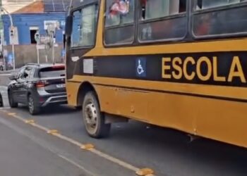 Ônibus escolar com militantes do PT levanta suspeita de uso da máquina pública em Jequié