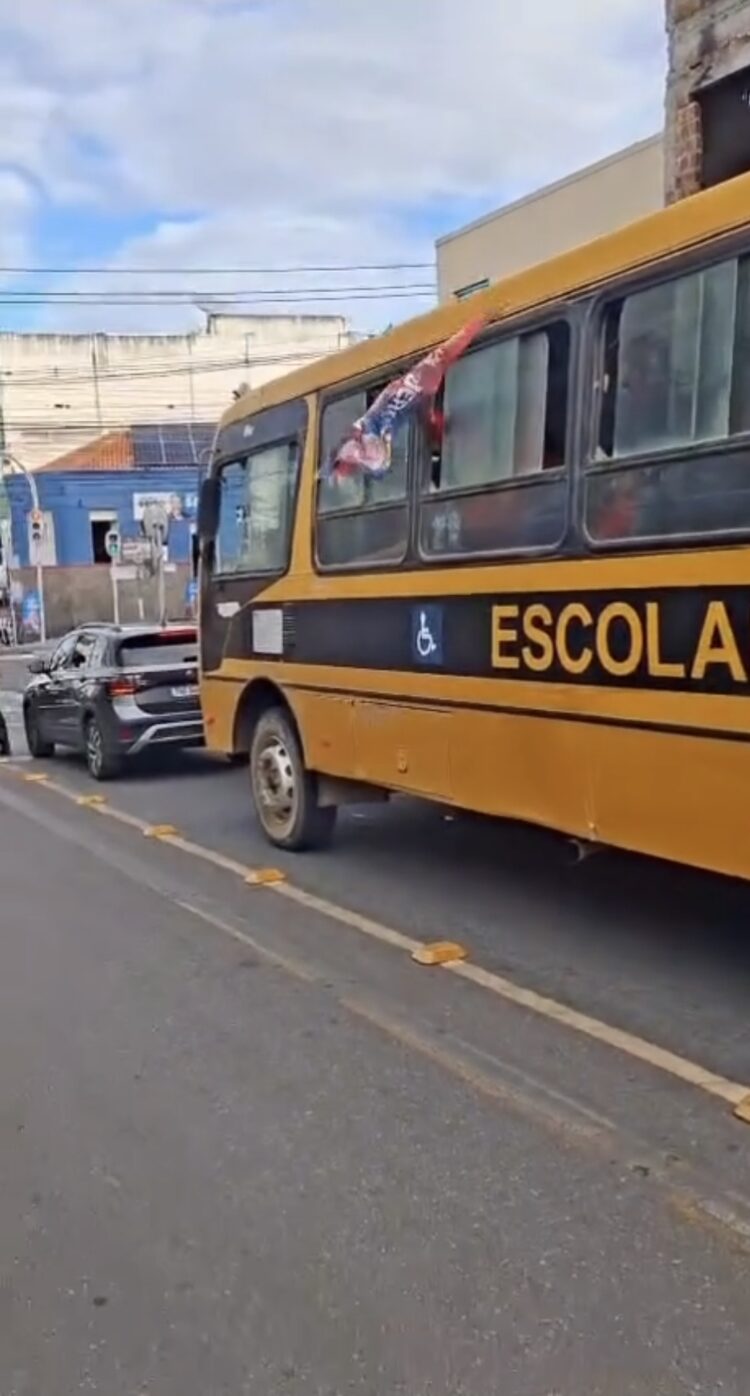 Ônibus escolar com militantes do PT levanta suspeita de uso da máquina pública em Jequié