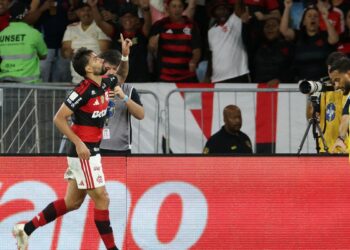 Flamengo vence e fica a um ponto do líder Palmeiras no Brasileirão