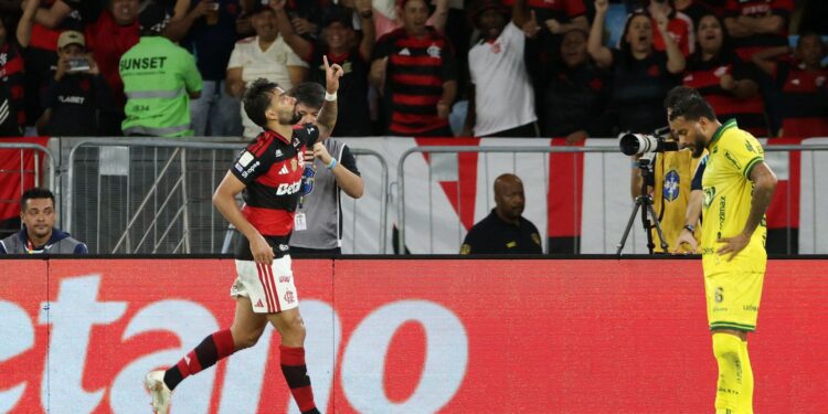 Flamengo vence e fica a um ponto do líder Palmeiras no Brasileirão