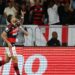 Flamengo vence e fica a um ponto do líder Palmeiras no Brasileirão