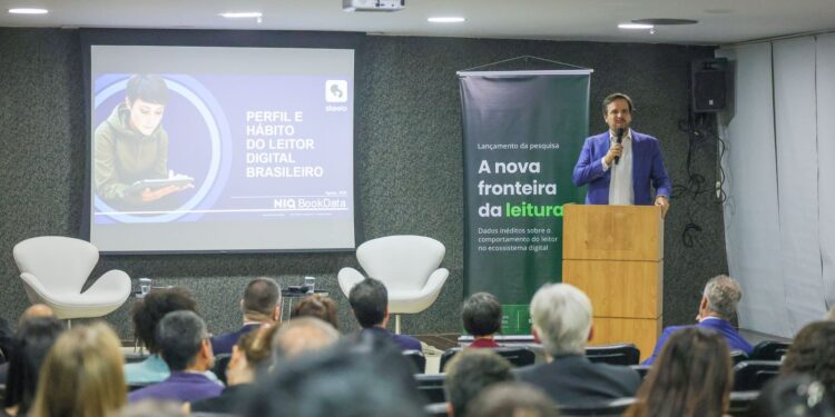 Celular impulsiona leitura digital no Brasil, indica pesquisa