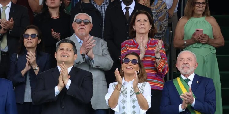 Brasília dá início ao desfile cívico-militar do Dia da Independência