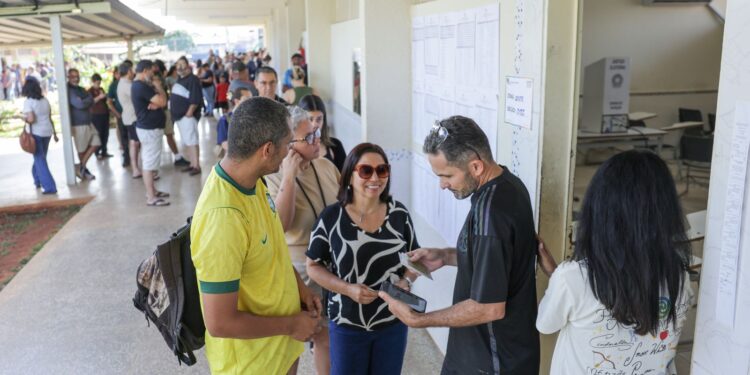 Trabalhador tem direito de sair do serviço para votar conforme a lei