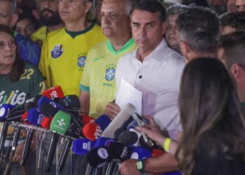 Moraes manda Flávio entregar passaporte e o proíbe de deixar o país