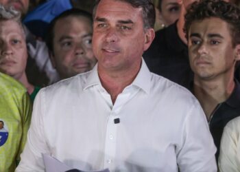 Flávio agradece apoio de Milei e Trump em carta golpista para fuga
