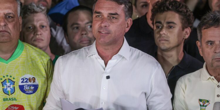 Flávio agradece apoio de Milei e Trump em carta golpista para fuga