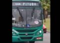 Adesivação de ônibus gera interrupções no transporte público de Salvador durante eleições