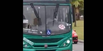 Adesivação de ônibus gera interrupções no transporte público de Salvador durante eleições