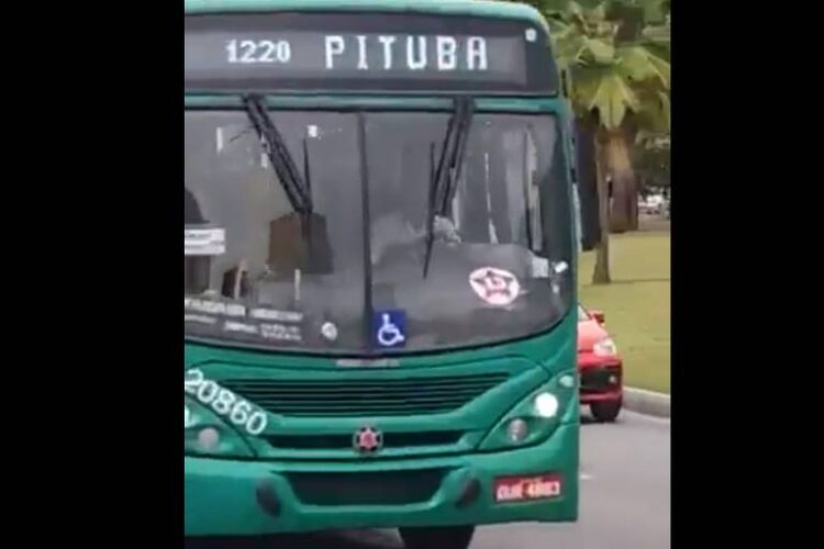 Adesivação de ônibus gera interrupções no transporte público de Salvador durante eleições