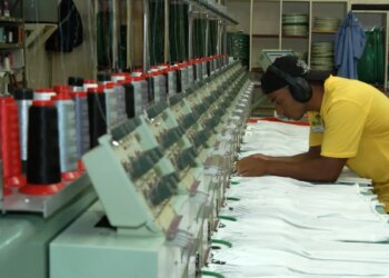Confiança da indústria sobe em outubro, mas setor mantém-se pessimista