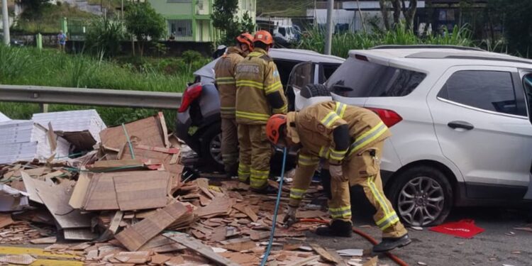 Acidente em Barra do Piraí deixa cinco mortos e nove feridos