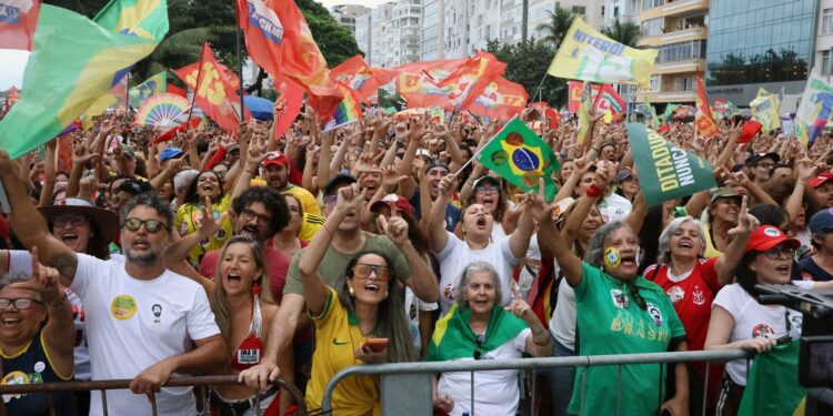 Lula reúne milhares em atoem apoio à democracia no Rio e Brasília