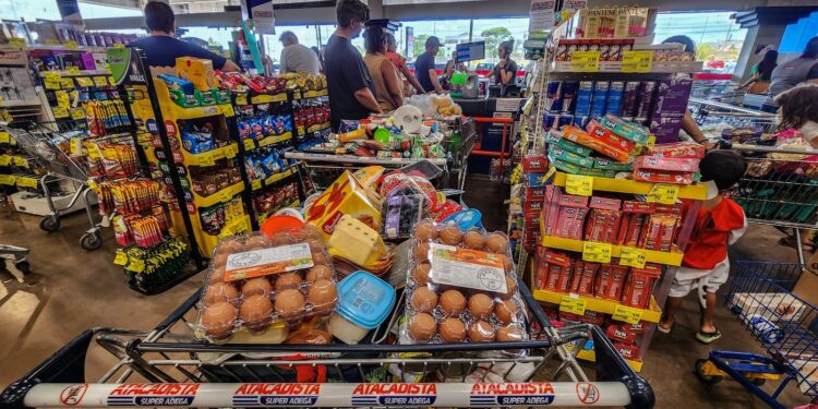 Consumo de alimentos sobe após proibição de apostas no país, diz ABRAS
