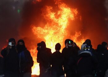 Tensões Voltam a Crescer; França Contabiliza Custos dos Protestos