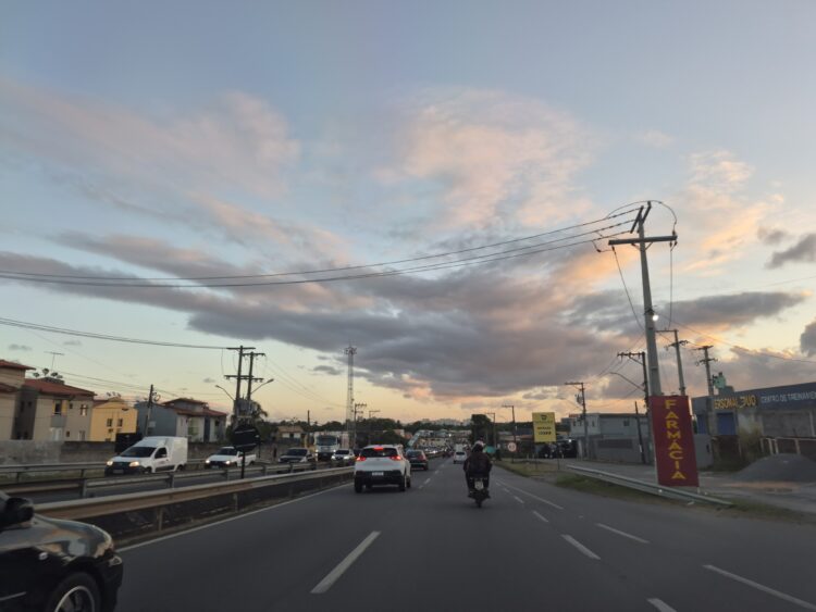 Feriadão de 12 de outubro: Linha Verde registra longo congestionamento sentido pedágio na noite desta sexta