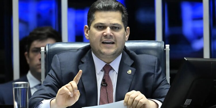 Alcolumbre anuncia sessões para discutir e votar fim da escala 6×1