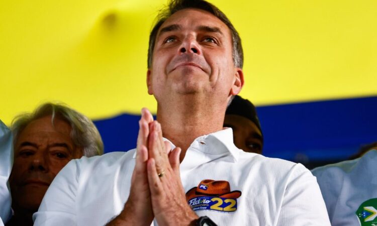 Flávio Bolsonaro prepara primeiro comício em Salvador e aposta em mobilização para avançar na Bahia
