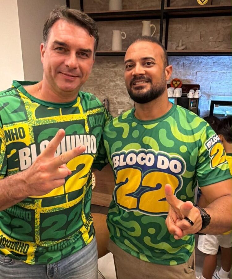 Capitão Alden acompanha Flávio Bolsonaro em ato em Salvador