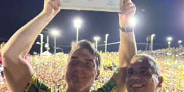 César Leite enfrenta decisão judicial e entrega título de cidadão soteropolitano a Flávio Bolsonaro