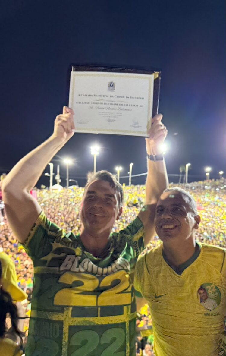 César Leite enfrenta decisão judicial e entrega título de cidadão soteropolitano a Flávio Bolsonaro