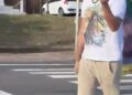 Militante é flagrado vandalizando material de campanha de Flávio Bolsonaro em Ondina