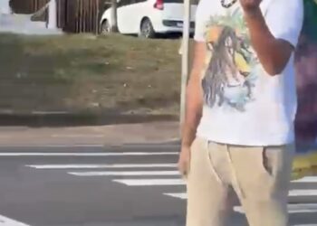 Militante é flagrado vandalizando material de campanha de Flávio Bolsonaro em Ondina