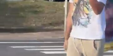 Militante é flagrado vandalizando material de campanha de Flávio Bolsonaro em Ondina