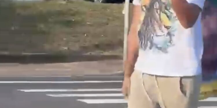 Militante é flagrado vandalizando material de campanha de Flávio Bolsonaro em Ondina