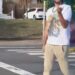 Militante é flagrado vandalizando material de campanha de Flávio Bolsonaro em Ondina