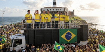 Flávio Bolsonaro prepara ato de campanha em Salvador ao lado de ACM Neto e Nikolas Ferreira p governador de São Pualo Tarcísio  também esta confirmado no ato.