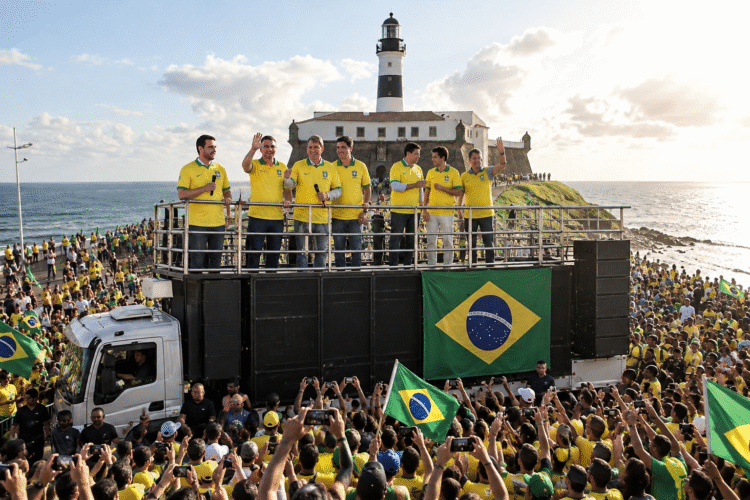 Flávio Bolsonaro prepara ato de campanha em Salvador ao lado de ACM Neto e Nikolas Ferreira p governador de São Pualo Tarcísio  também esta confirmado no ato.