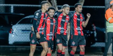 Vitória goleia Chapecoense por 4 a 0 e abre cinco pontos de vantagem sobre o Z-4