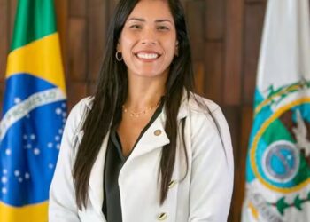Justiça proíbe deputada de incitar demissão de opositores