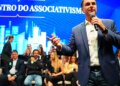 Flávio visita pai em prisão domiciliar e recebe apoios em São Paulo