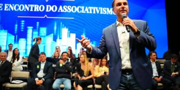 Flávio visita pai em prisão domiciliar e recebe apoios em São Paulo