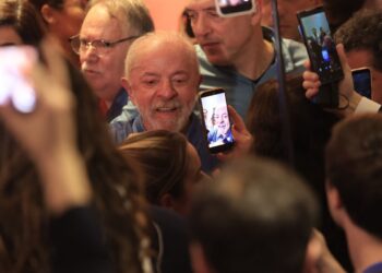 Lula agradece votos e acusa intromissão externa