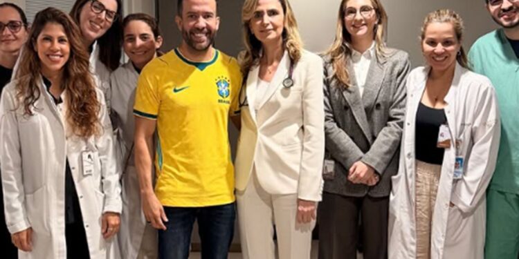 André Janones recebe alta e deixa o hospital em São Paulo.